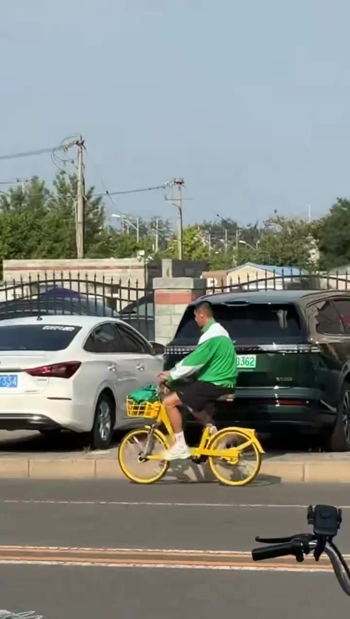 胡同长大的孩子!网友拍到国安门将侯森骑小黄车去训练