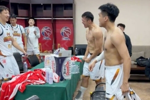 媒体人:四川两连胜!赛后黄荣奇/景菡一和全队在更衣室激动庆祝